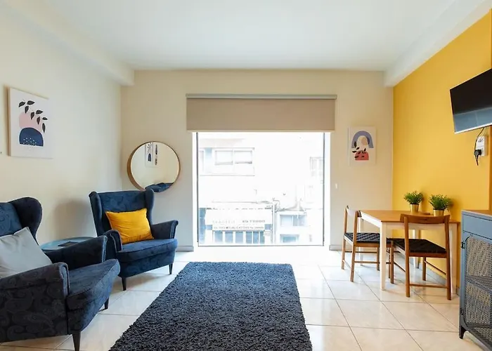 Charming Studio With Reading Nook & City View