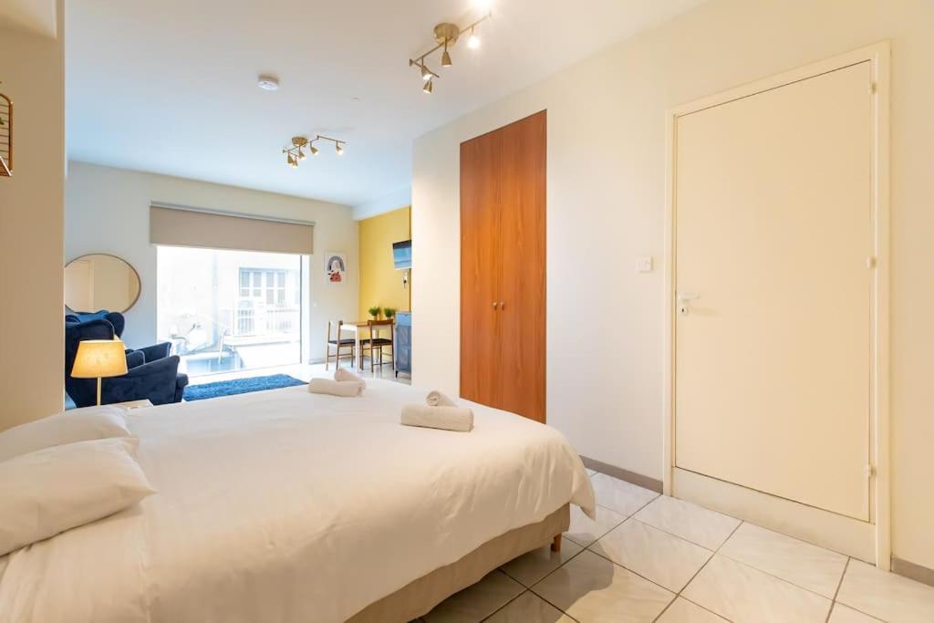 Charming With Reading Nook & View Apartment *