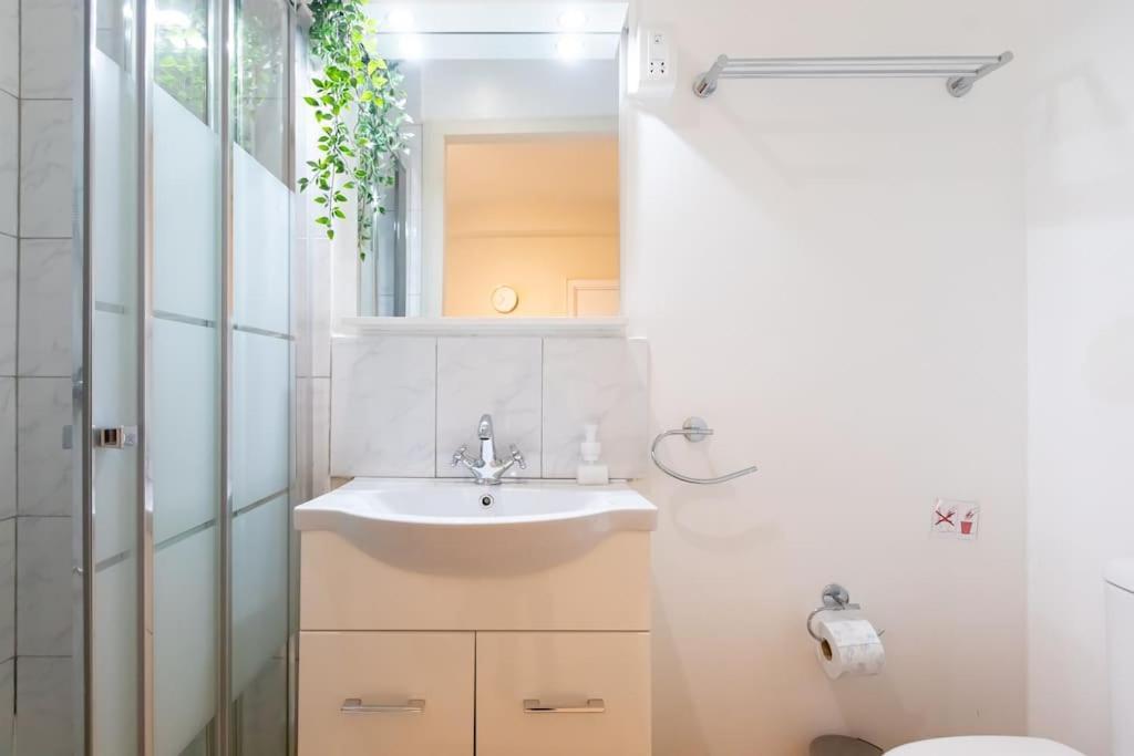 Charming With Reading Nook & View *